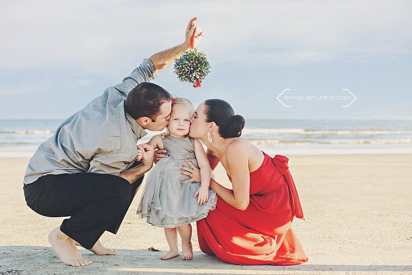 Christmas photos on the beach in Galveston Texas with mistletoe Christmas photos on the beach in Galveston Texas with mistletoe